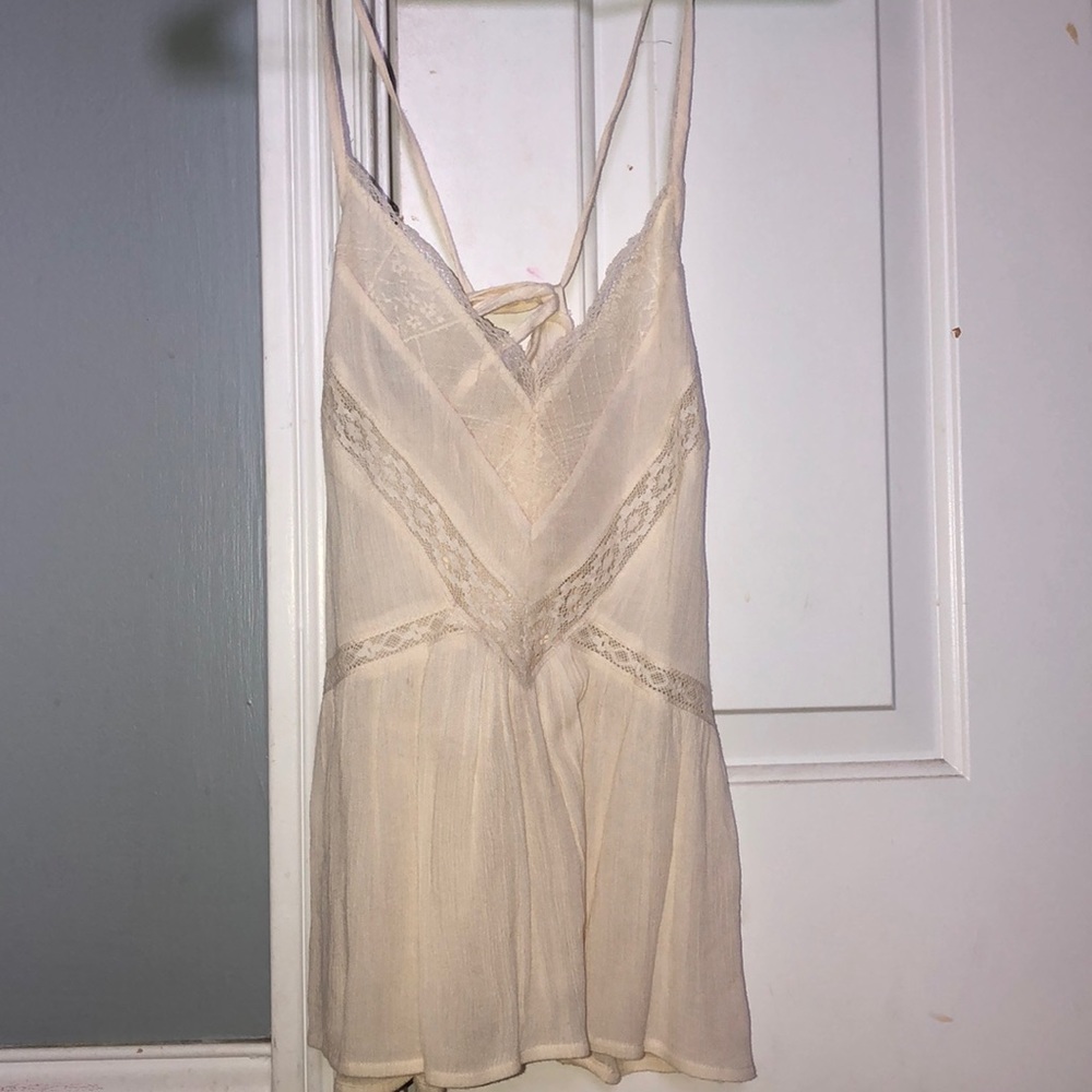 Créme colored tank top